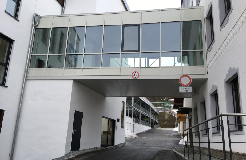 Übergang zwischen zwei Gebäuden